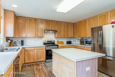 1681 Montclair Dr, Elgin, IL 60123 photo 3
