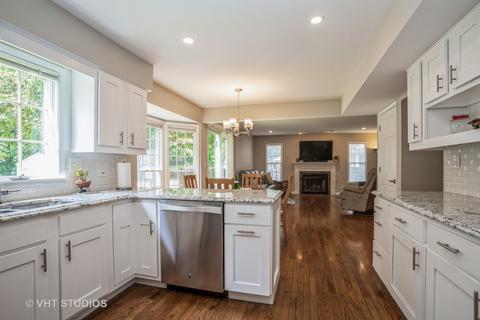 112 Wilcox Dr, Bartlett, IL 60103 photo 3