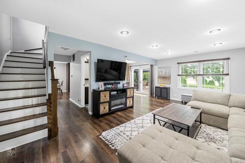 1109 Singleton Dr, Roselle, IL 60172 photo 2
