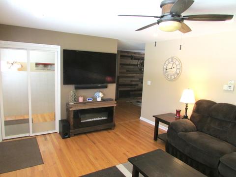 701 E Hackberry Ln, Mount Prospect, IL 60056 photo 3