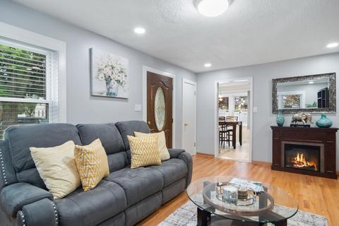 2115 Halsey Dr, Des Plaines, IL 60018 photo 4