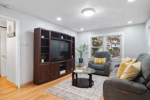 2115 Halsey Dr, Des Plaines, IL 60018 photo 3
