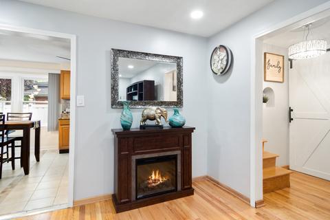 2115 Halsey Dr, Des Plaines, IL 60018 photo 6