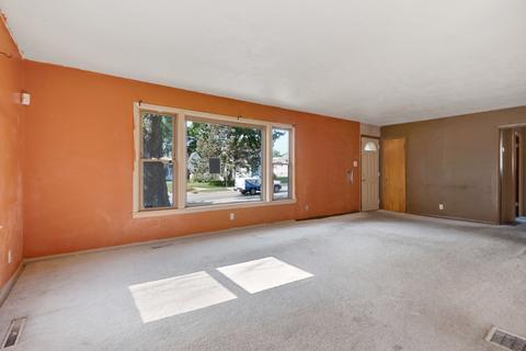 676 Walnut Ave, Elgin, IL 60123 photo 3
