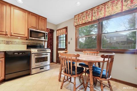 7737 Cherry Tree Ln, Willowbrook, IL 60527 photo 5