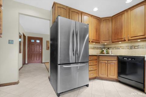 7737 Cherry Tree Ln, Willowbrook, IL 60527 photo 6
