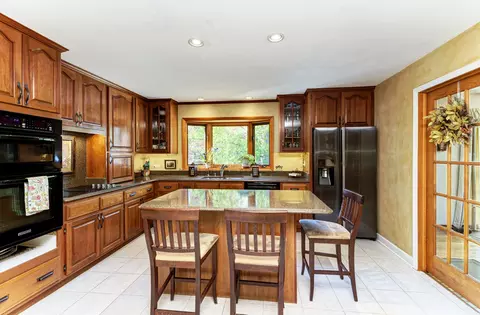 26 W075 Tomahawk Dr, Wheaton, IL 60189 photo 8