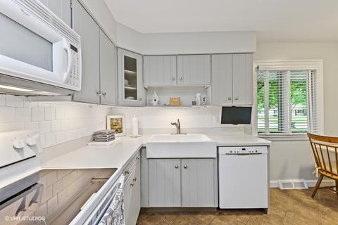 970 W Firestone Dr, Hoffman Estates, IL 60192 photo 2