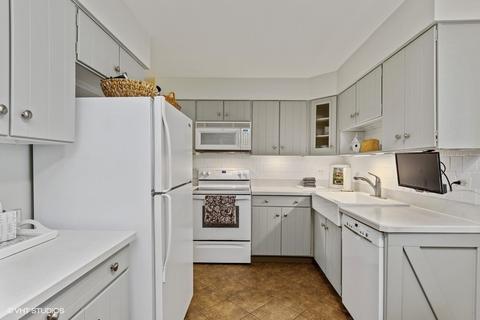 970 W Firestone Dr, Hoffman Estates, IL 60192 photo 3