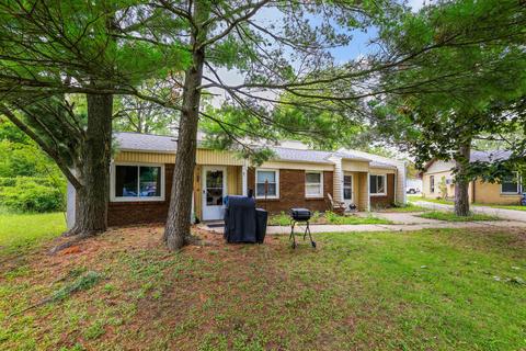 3 Tudor Ct, Champaign, IL 61821 photo 2
