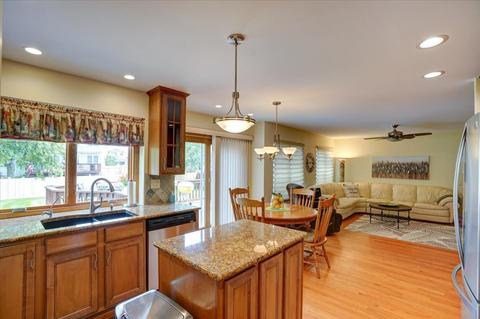 349 Lincoln Dr, Bartlett, IL 60103 photo 9