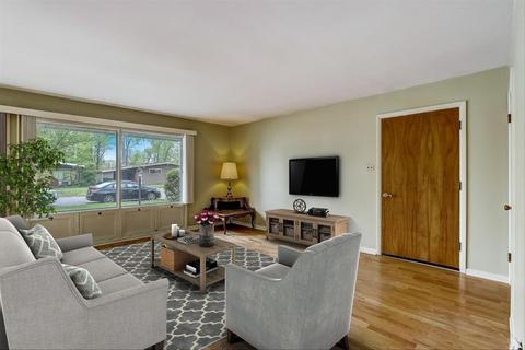 393 Meadowbrook Ln, Wheeling, IL 60090 photo 4