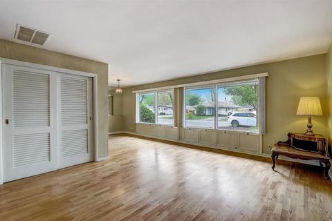393 Meadowbrook Ln, Wheeling, IL 60090 photo 5