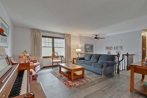 820 Hillcrest Blvd, Hoffman Estates, IL 60169 photo 4