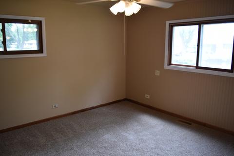 580 Milan Ln, Hoffman Estates, IL 60169 photo 9
