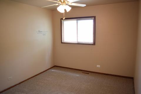 580 Milan Ln, Hoffman Estates, IL 60169 photo 14
