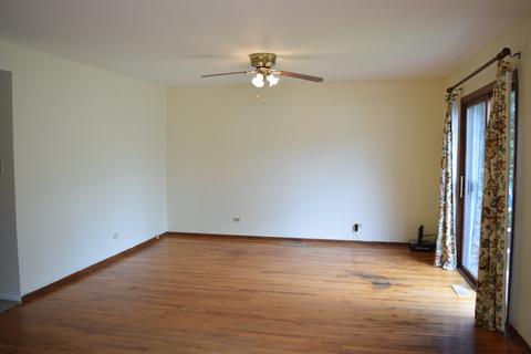 580 Milan Ln, Hoffman Estates, IL 60169 photo 2