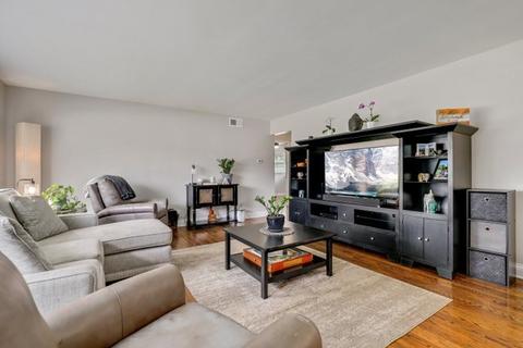 112 N Pine St, Mount Prospect, IL 60056 photo 5