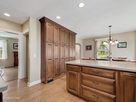 905 S Wheaton Ave, Wheaton, IL 60189 photo 6