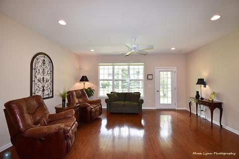 1015 Pinehurst Ct, Elgin, IL 60124 photo 18