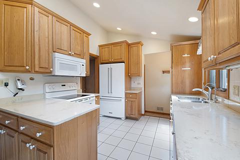 744 Madelyn Dr, Des Plaines, IL 60016 photo 3