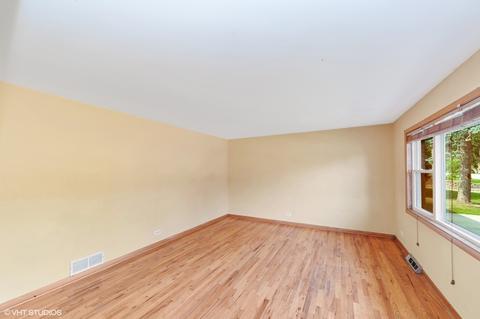 2507 Macarthur Dr, Mchenry, IL 60050 photo 2
