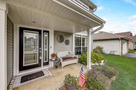 614 Hampton Cir, Elgin, IL 60120 photo 3