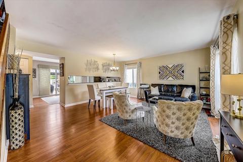 614 Hampton Cir, Elgin, IL 60120 photo 6
