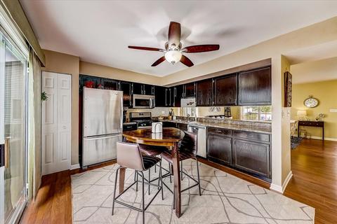 614 Hampton Cir, Elgin, IL 60120 photo 9