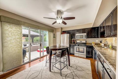614 Hampton Cir, Elgin, IL 60120 photo 8