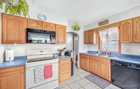 870 Carr St, Elgin, IL 60123 photo 4