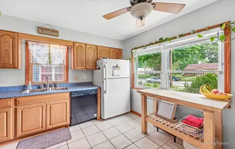 870 Carr St, Elgin, IL 60123 photo 5