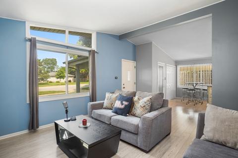 2906 Owl Dr, Rolling Meadows, IL 60008 photo 2