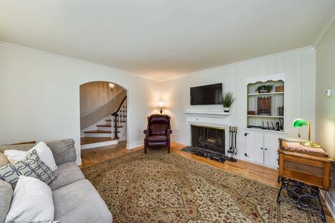 1021 N Main St, Wheaton, IL 60187 photo 4