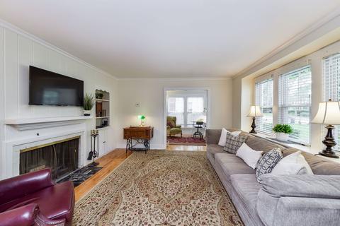 1021 N Main St, Wheaton, IL 60187 photo 3