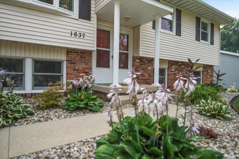 1637 Erin Dr, Normal, IL 61761 photo 2