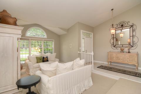 558 Abbey Rd, Bartlett, IL 60103 photo 2