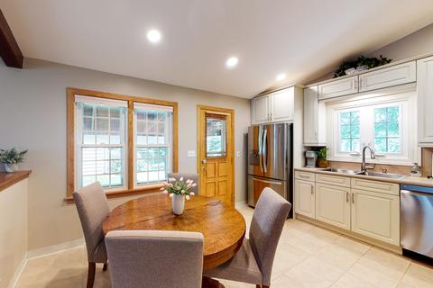 2064 Pratt Ave, Des Plaines, IL 60018 photo 3