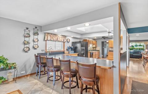 565 E Thacker St, Hoffman Estates, IL 60169 photo 9
