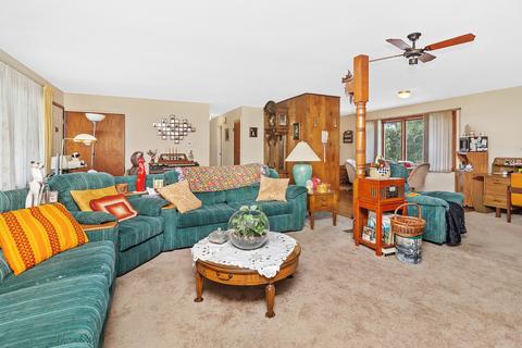 360 Pleasant St, Hoffman Estates, IL 60169 photo 4