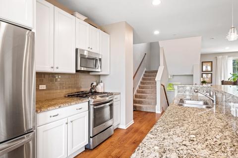 2014 Dauntless Dr, Glenview, IL 60026 photo 4