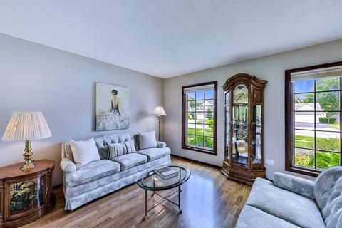 2211 Stirrup Ln, Wheaton, IL 60189 photo 4