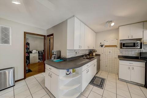 8530 Meade Ave, Burbank, IL 60459 photo 4