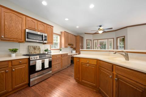 40 Chestnut Ct, Elgin, IL 60120 photo 6