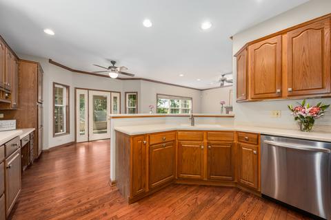 40 Chestnut Ct, Elgin, IL 60120 photo 7