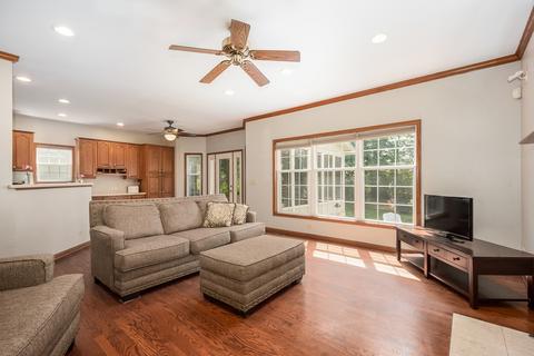40 Chestnut Ct, Elgin, IL 60120 photo 11