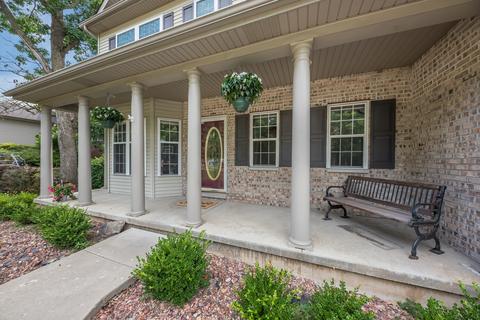 40 Chestnut Ct, Elgin, IL 60120 photo 2