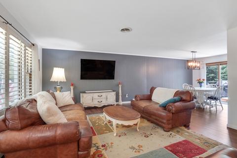 710 S Emerald Dr S, Mchenry, IL 60051 photo 2