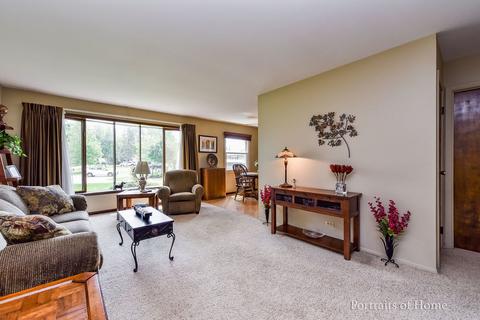 331 Mohawk Dr, Carol Stream, IL 60188 photo 3