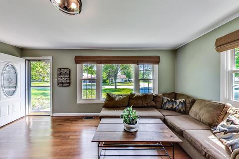 2104 Saint James St, Rolling Meadows, IL 60008 photo 2